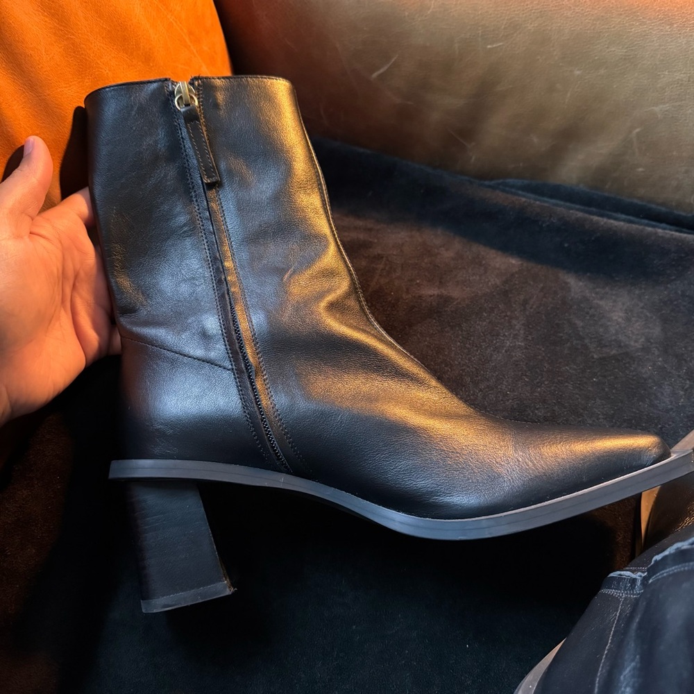 Zara black genuine leather block heel ankle boots Minimal luxe
1213101080039-1 - Picture 13 of 16
